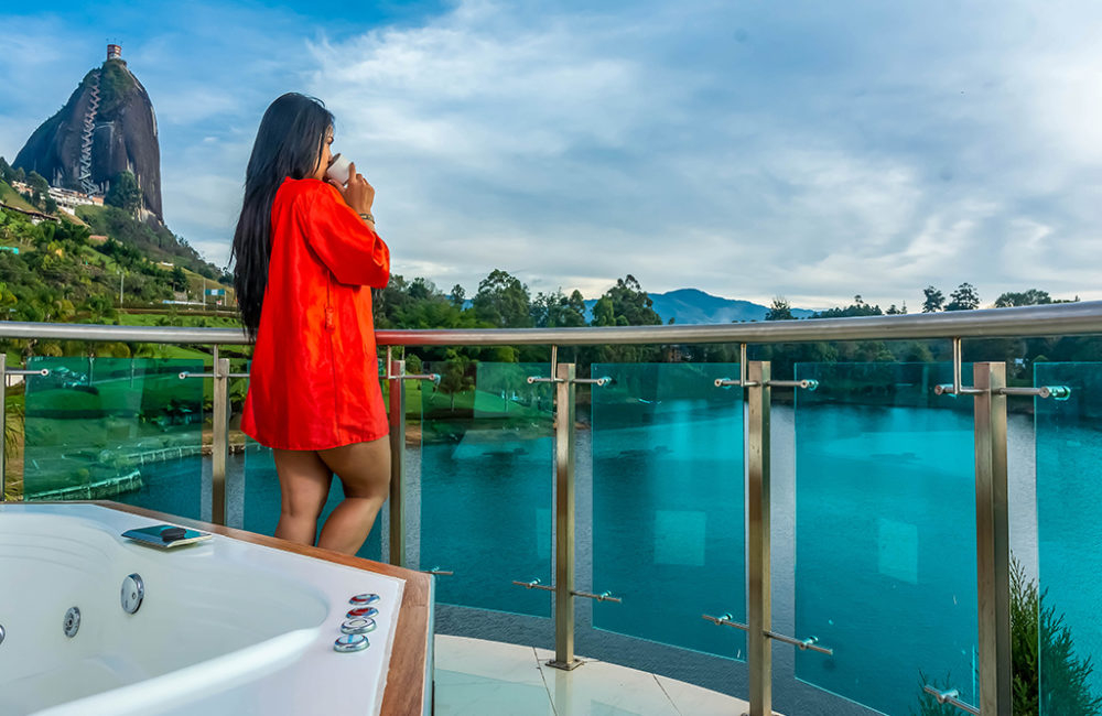 Descanso con vista al embalse en Hotel Los Recuerdos