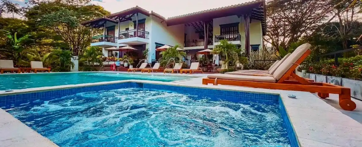 Piscina y zona húmeda Casa Jacaranda