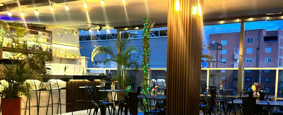 Fachada del Hotel Laureles Plaza en Medellín