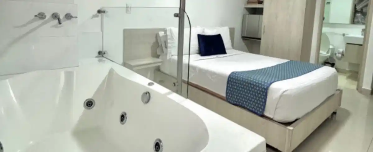Suite con bañera de hidromasaje del Hotel Laureles Plaza
