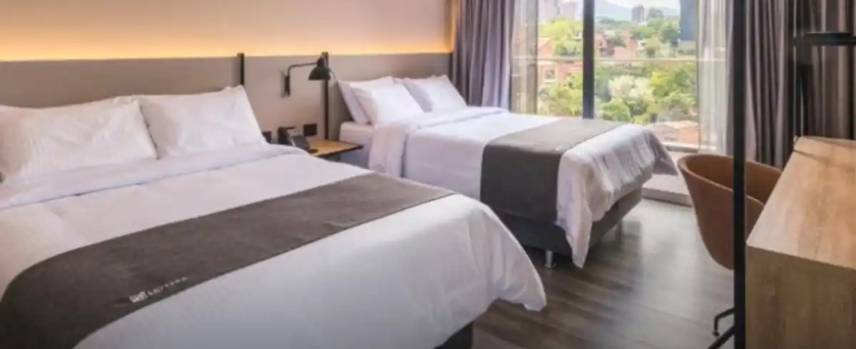 Habitación twin con balcón Hotel Lettera Medellín