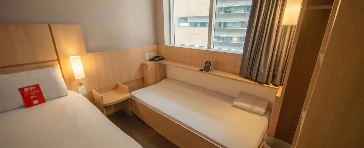 Habitación ibis Medellín con dos camas individuales