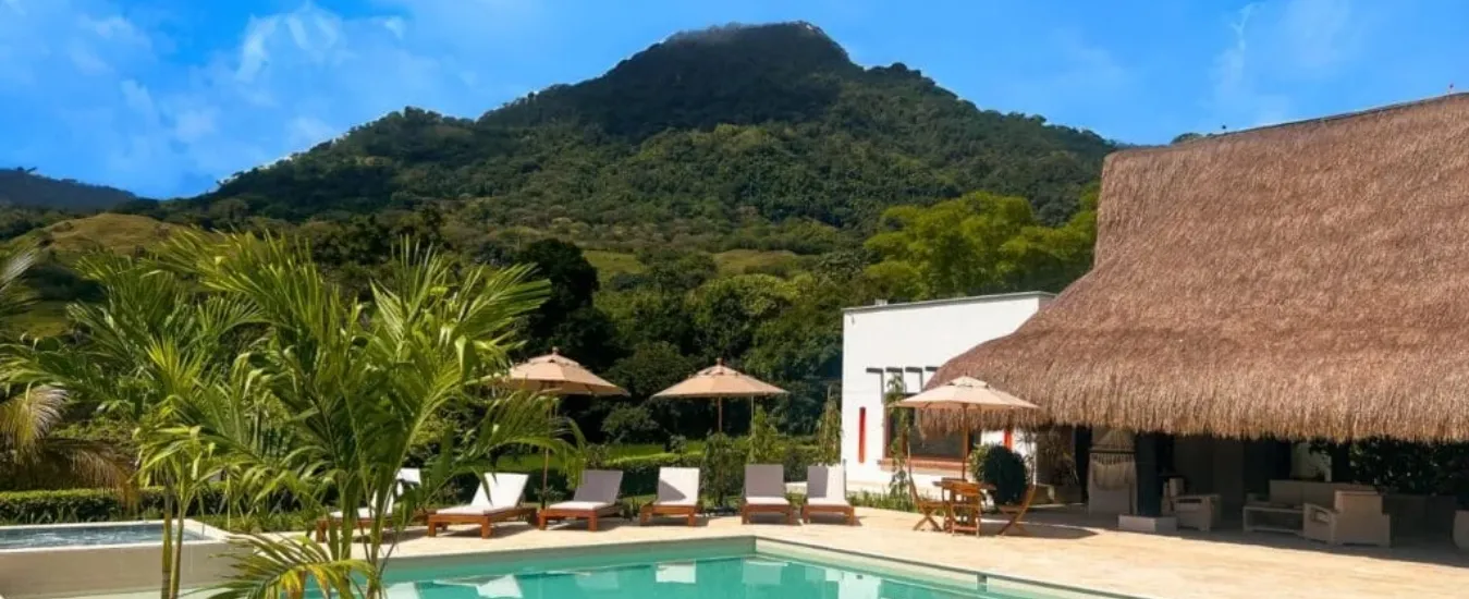 Vista abierta de montaña en Fina Estampa