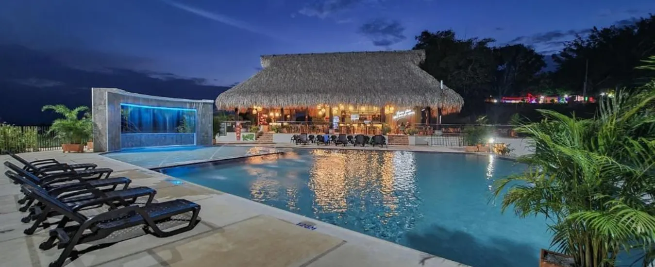 Piscina y descanso al aire libre en Hotel Arbóreo