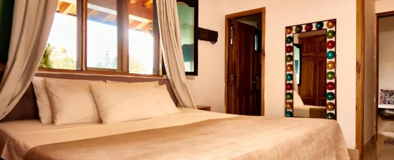 Habitación king con vista a la represa