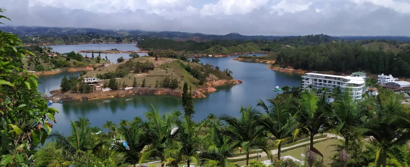 Vista al embalse desde Hotel Zócalo Campestre Guatapé