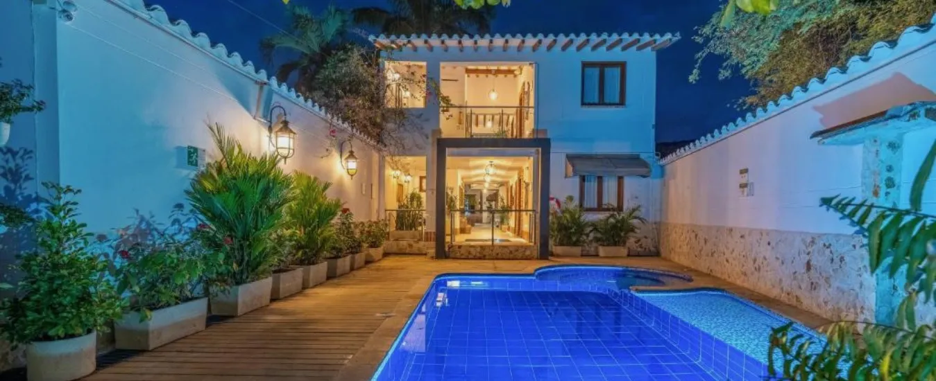 Patio y piscina de Casa Bixa