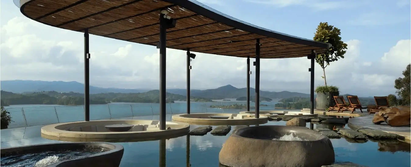 Piscina y jacuzzi en The Brown Guatapé