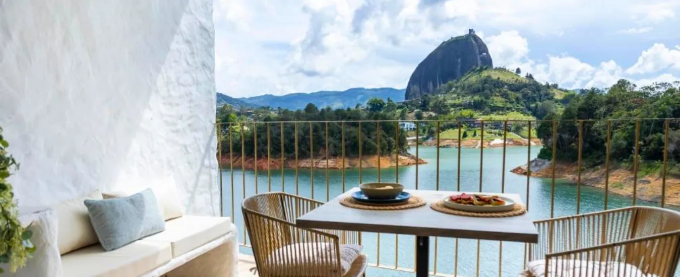 Habitación con balcón y vista en Mylos Hotel Boutique Guatapé