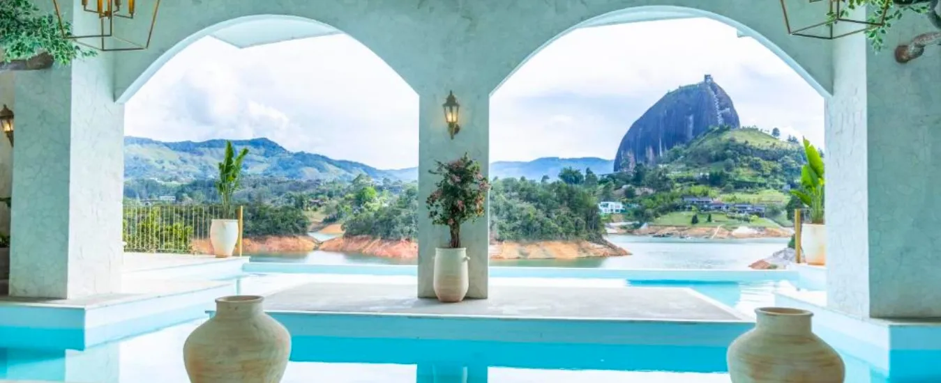 Mylos Hotel Boutique en Guatapé con inspiración griega y ambiente boutique