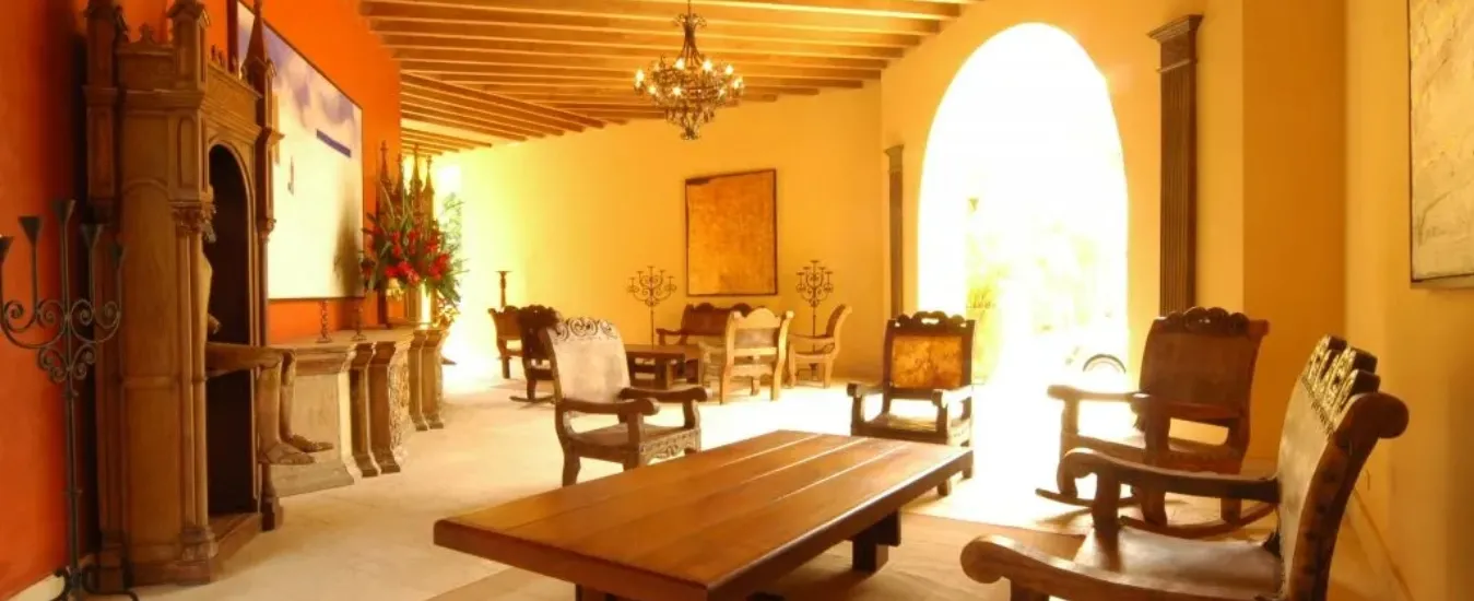 Espacios interiores de estilo colonial en Santa Fe Colonial