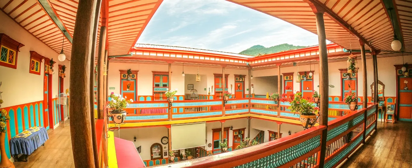 Balcones coloridos del Hotel Jardín by Bernalo Hotels