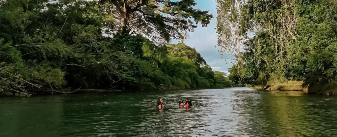 Río La Miel en Refugio Monte Oscuro
