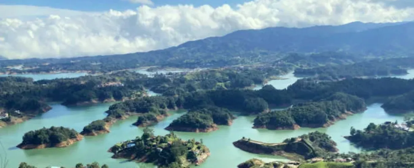 Vista a la represa desde Bosko Guatapé