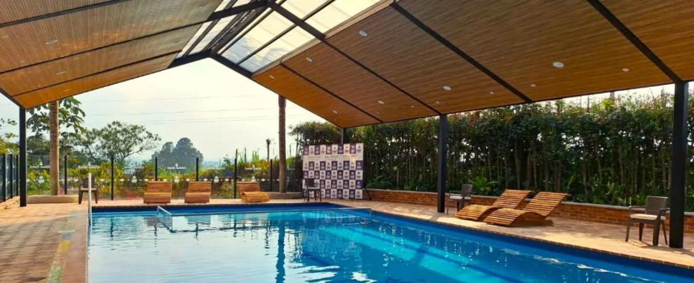 Piscina climatizada en Alfahar Hotel