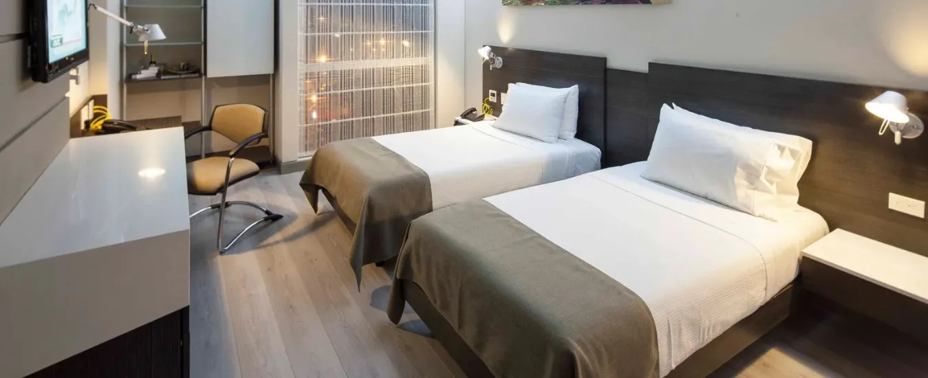 Zona de terraza y vista de INNTU Hotel Medellín