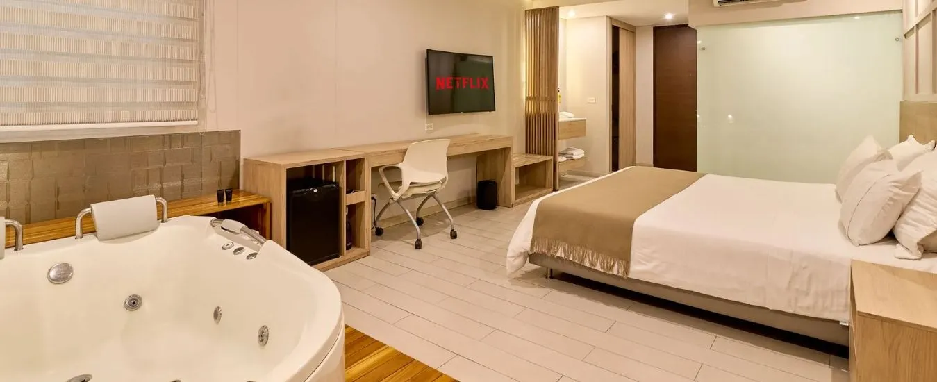 Terraza con jacuzzi Hotel Dix Medellín