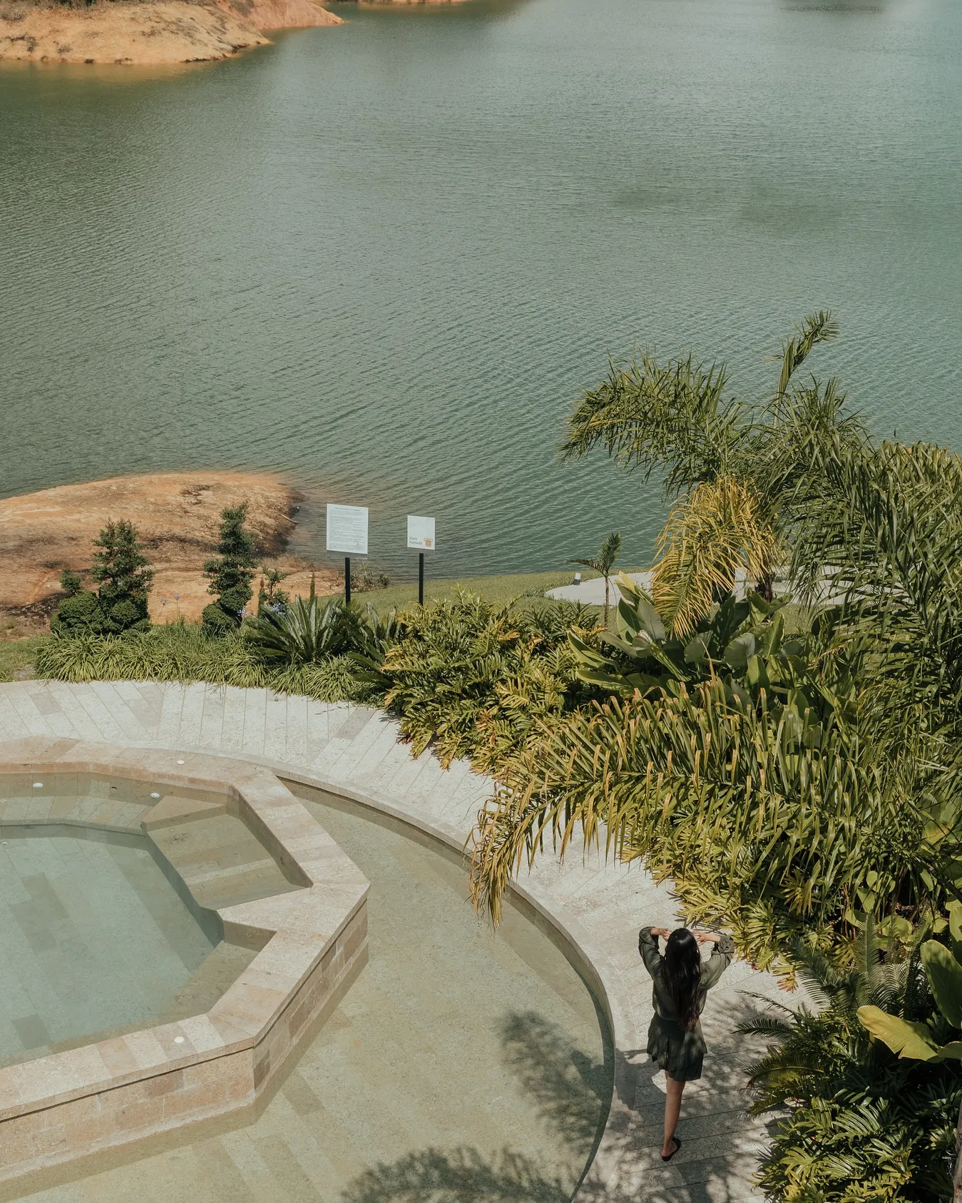 Despertar con vista al embalse en Tau House