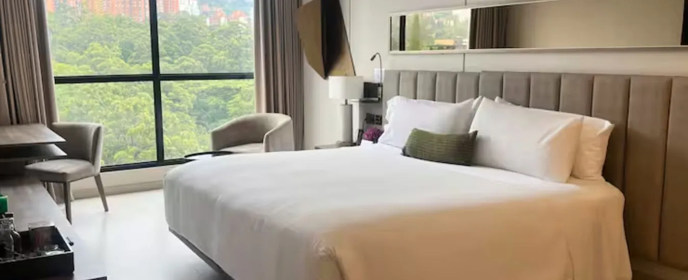 Habitación King con vista a la ciudad en York Medellín