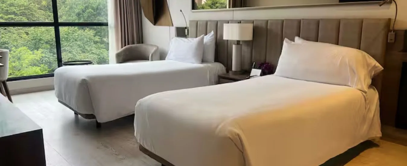 Habitación con dos camas en York Medellín Curio Collection by Hilton