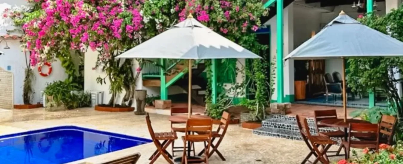 Piscina y descanso en Casa Cedrela