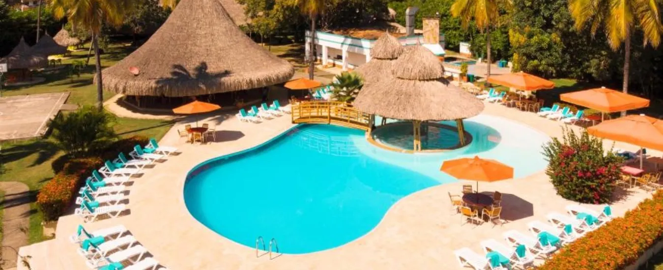 Piscina y zonas verdes del Hotel Spa Santa Fe Colonial en Santa Fe de Antioquia